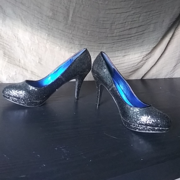 Shoes - Picture 2 of 4